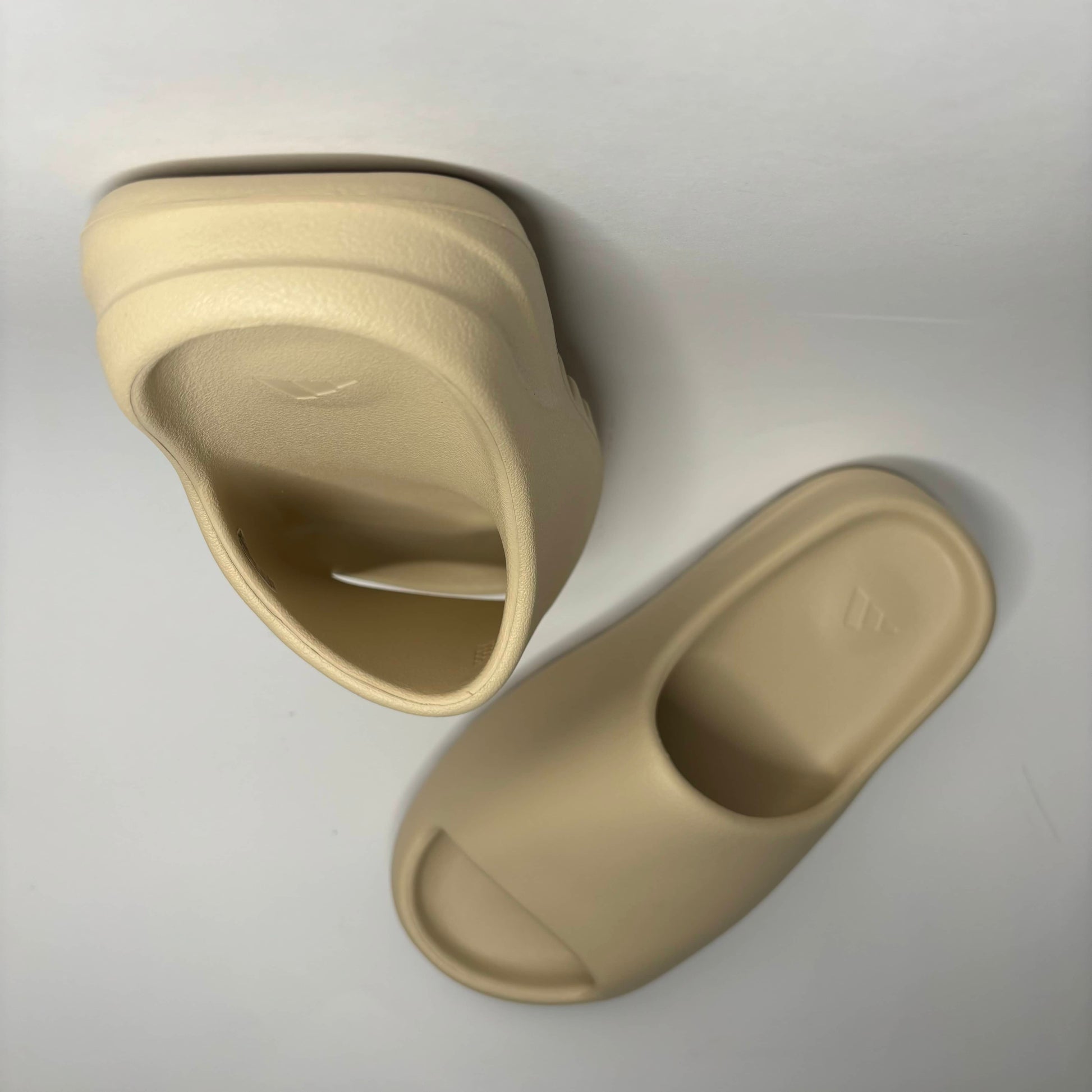 adidas Yeezy Slide Bone 2022 - FZ5897 Forty Four Sneaker adidas Yeezy Slide Bone 2022 - FZ5897 Forty Four Sneaker