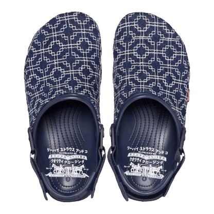 Crocs Classic All-Terrain Clog Levi's Sashiko Dark Wash Oben