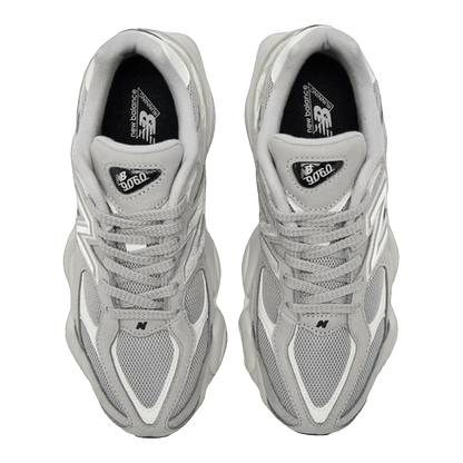 New Balance 9060 Light Grey Silver Metallic Oben