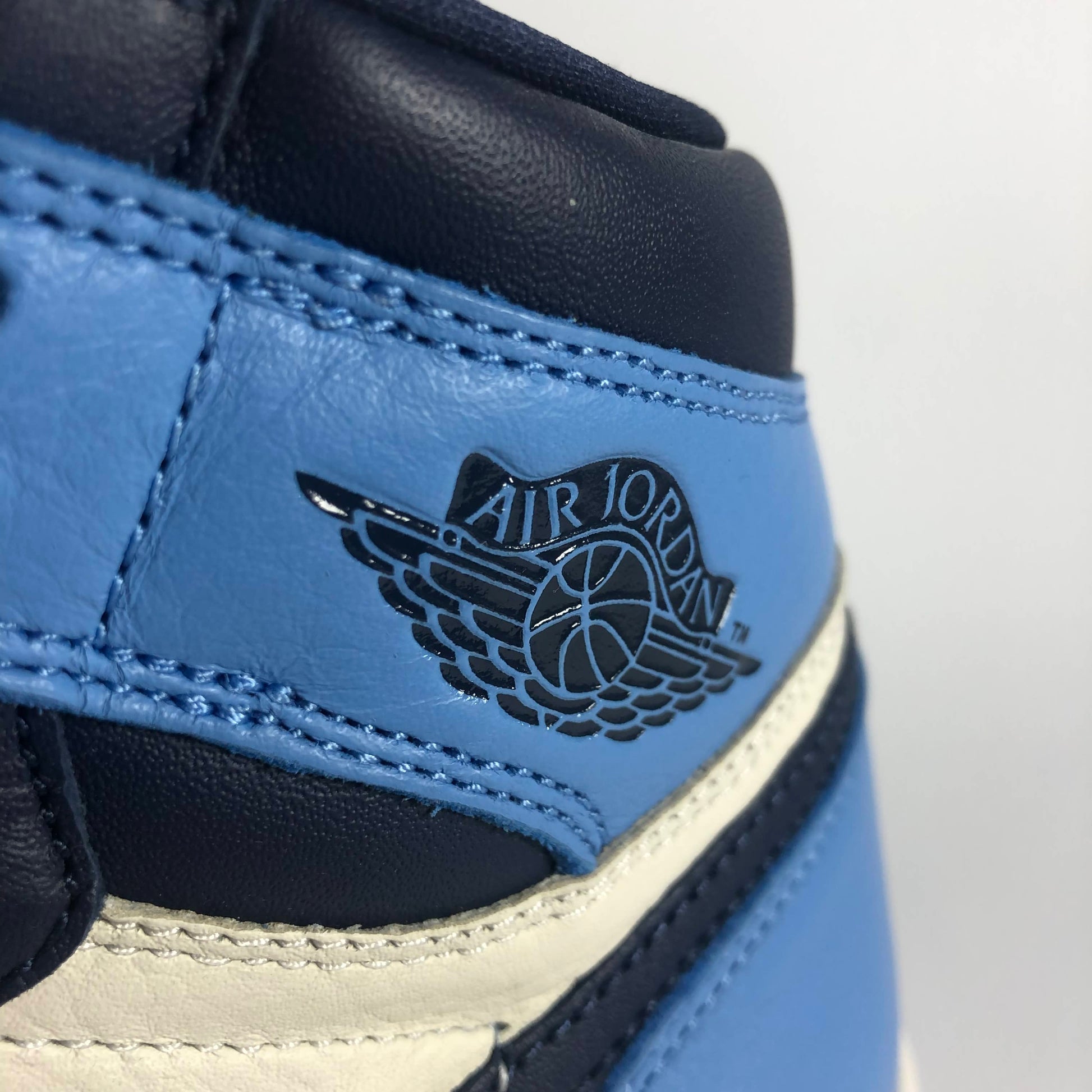 Nike Air Jordan 1 Retro High Obsidian (GS) wings