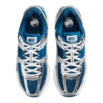 Nike Zoom Vomero 5 Court Blue Metallic Silver Oben IQ9392-476