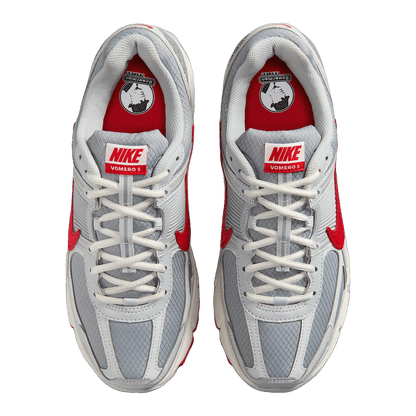 Nike Zoom Vomero 5 SE Grey Fog University Red Oben IQ6589-001